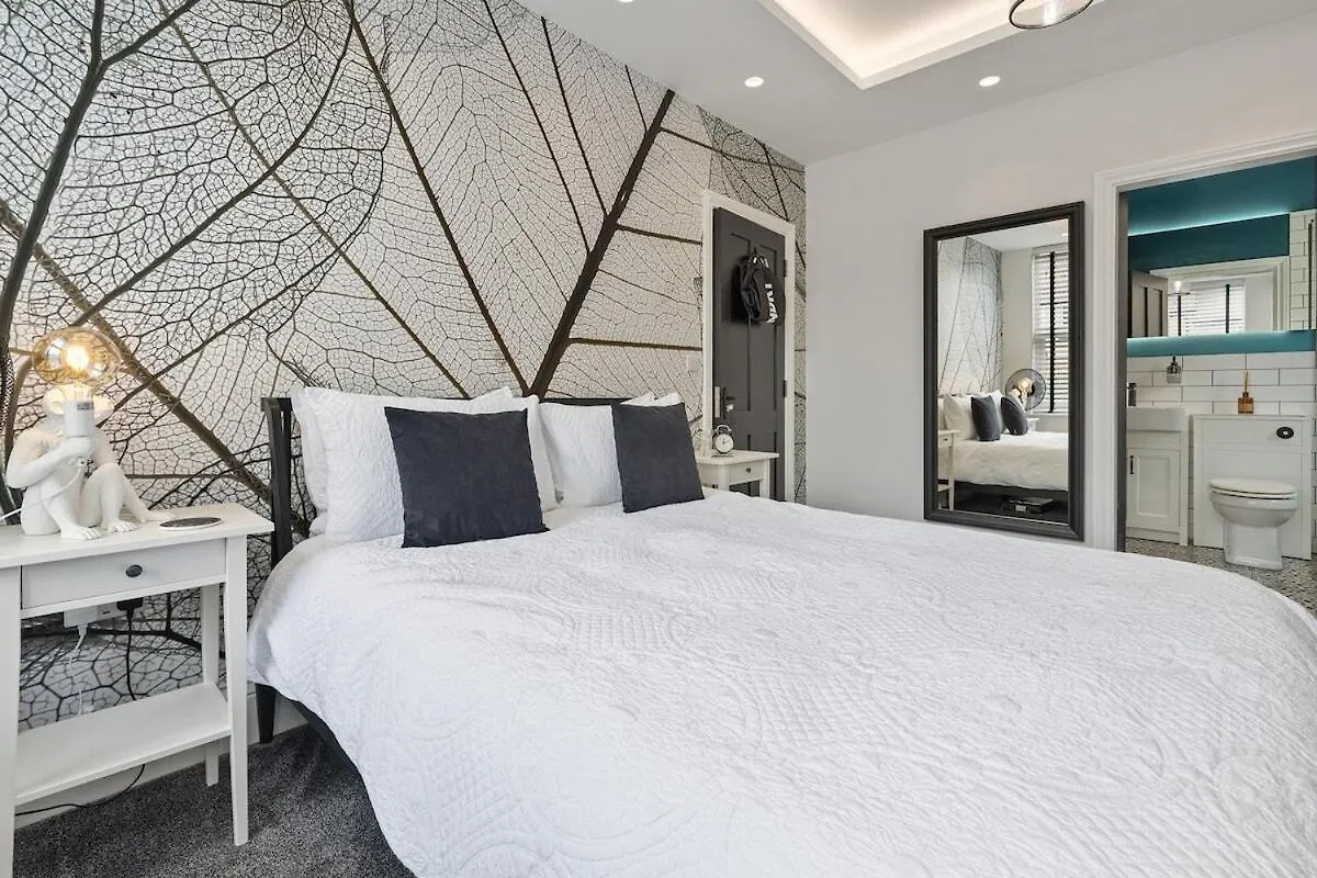 3B Roman View, Beautifully Appointed, Apartment With 2 En-Suite Bedrooms In Great Roundhay Location, Netflix, Off Street Parking & Ev Charging リーズ