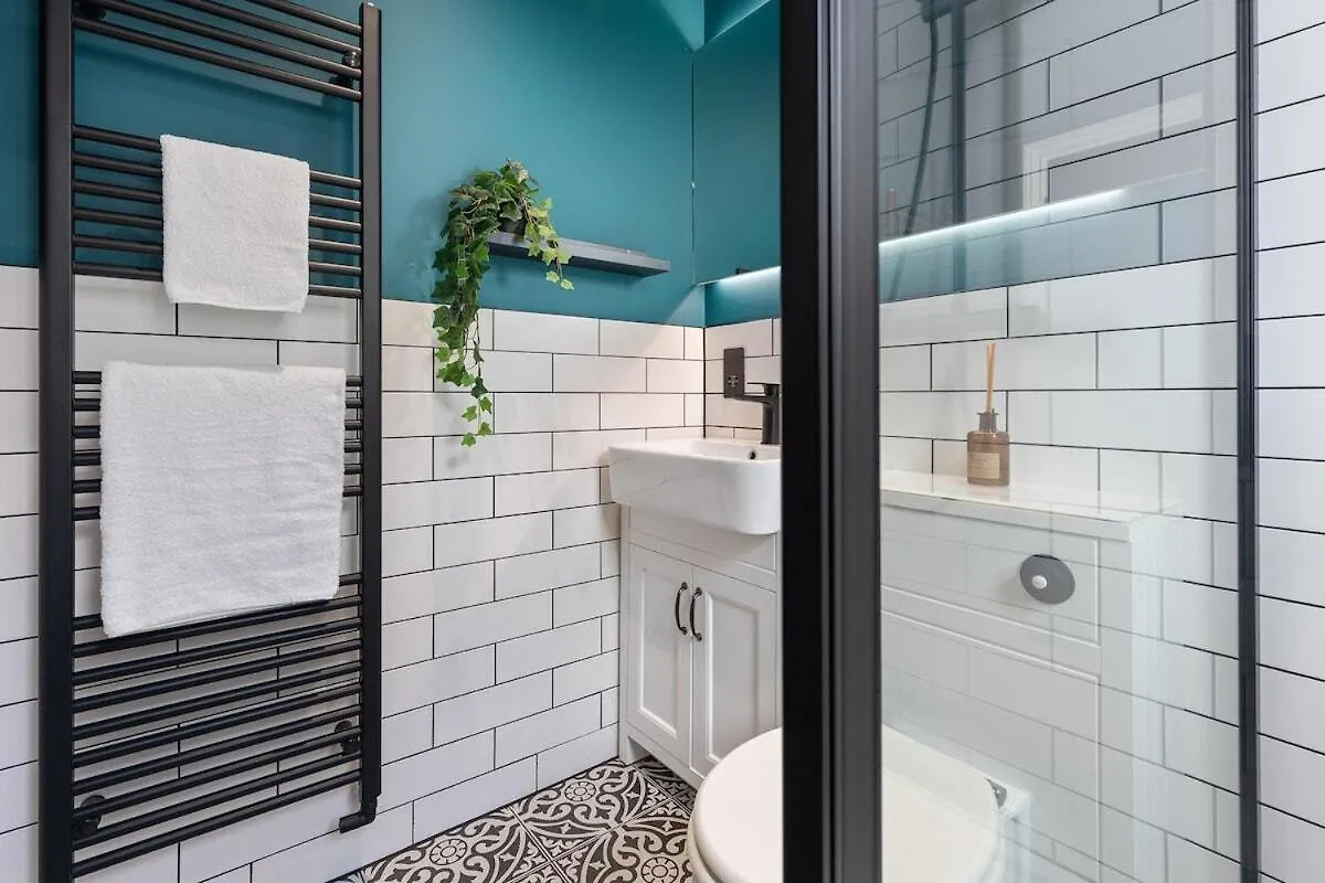 3B Roman View, Beautifully Appointed, Apartment With 2 En-Suite Bedrooms In Great Roundhay Location, Netflix, Off Street Parking & Ev Charging リーズ