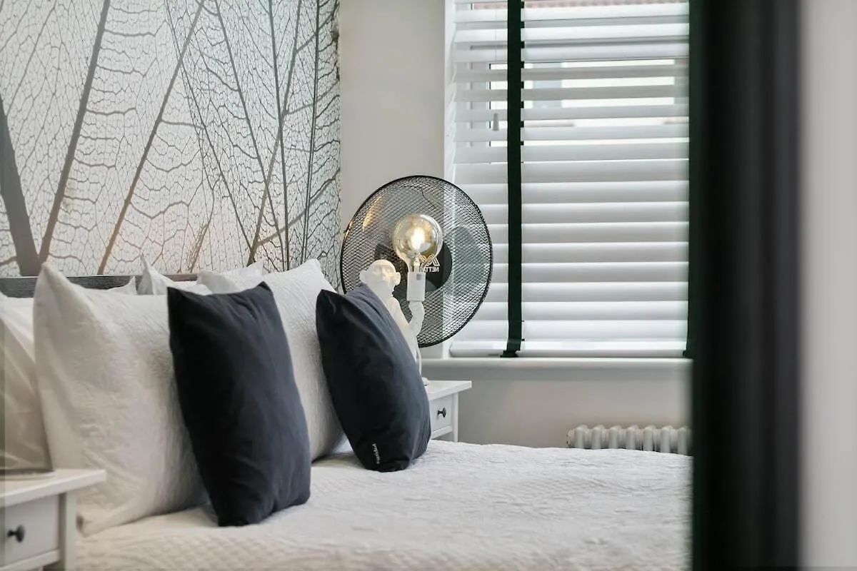 3B Roman View, Beautifully Appointed, Apartment With 2 En-Suite Bedrooms In Great Roundhay Location, Netflix, Off Street Parking & Ev Charging リーズ