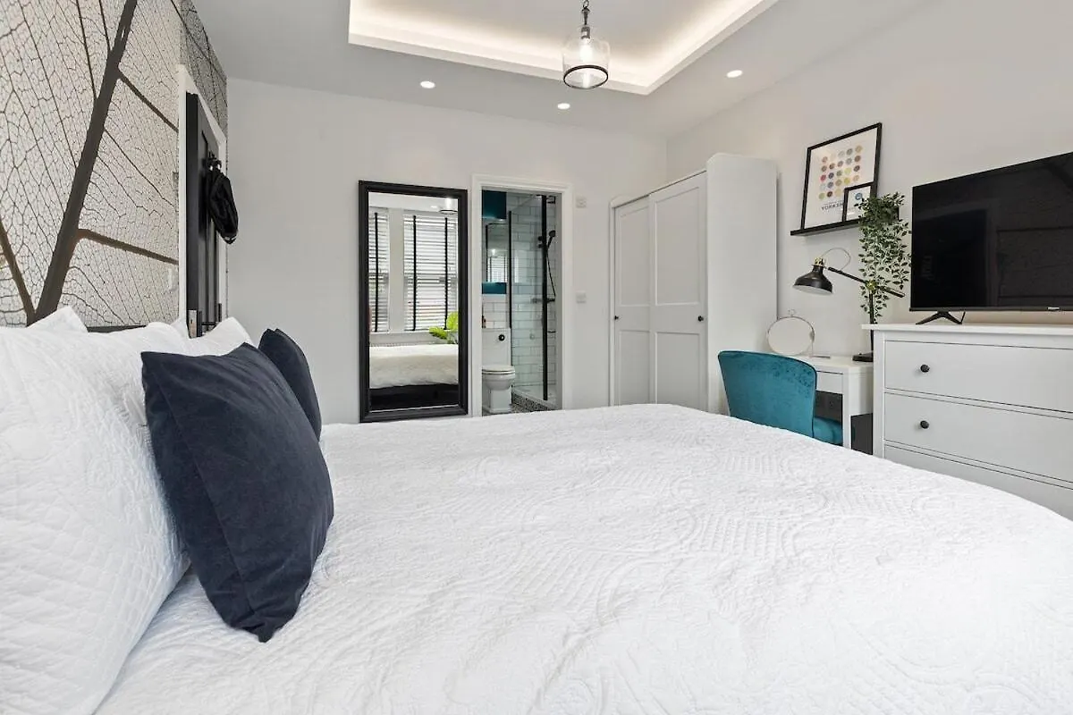 3B Roman View, Beautifully Appointed, Apartment With 2 En-Suite Bedrooms In Great Roundhay Location, Netflix, Off Street Parking & Ev Charging リーズ