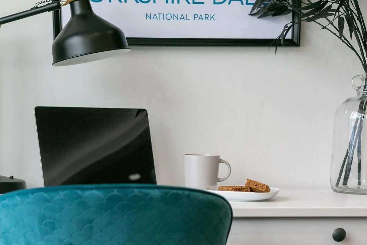 3B Roman View, Beautifully Appointed, Apartment With 2 En-Suite Bedrooms In Great Roundhay Location, Netflix, Off Street Parking & Ev Charging リーズ