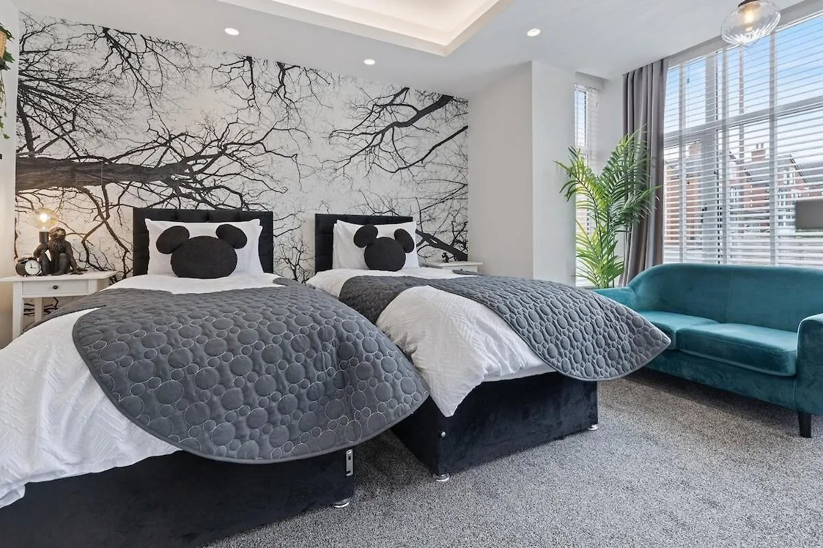 3B Roman View, Beautifully Appointed, Apartment With 2 En-Suite Bedrooms In Great Roundhay Location, Netflix, Off Street Parking & Ev Charging リーズ
