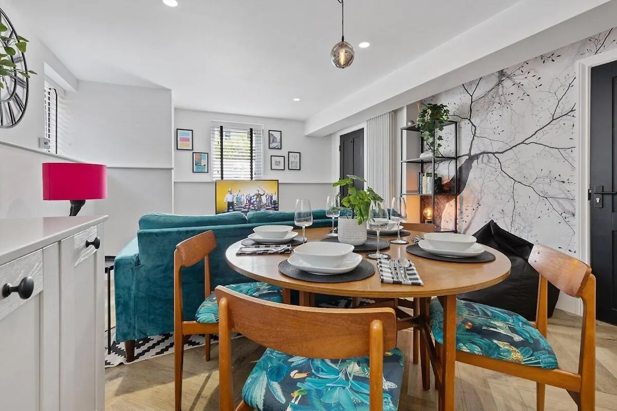 3B Roman View, Beautifully Appointed, Apartment With 2 En-Suite Bedrooms In Great Roundhay Location, Netflix, Off Street Parking & Ev Charging リーズ