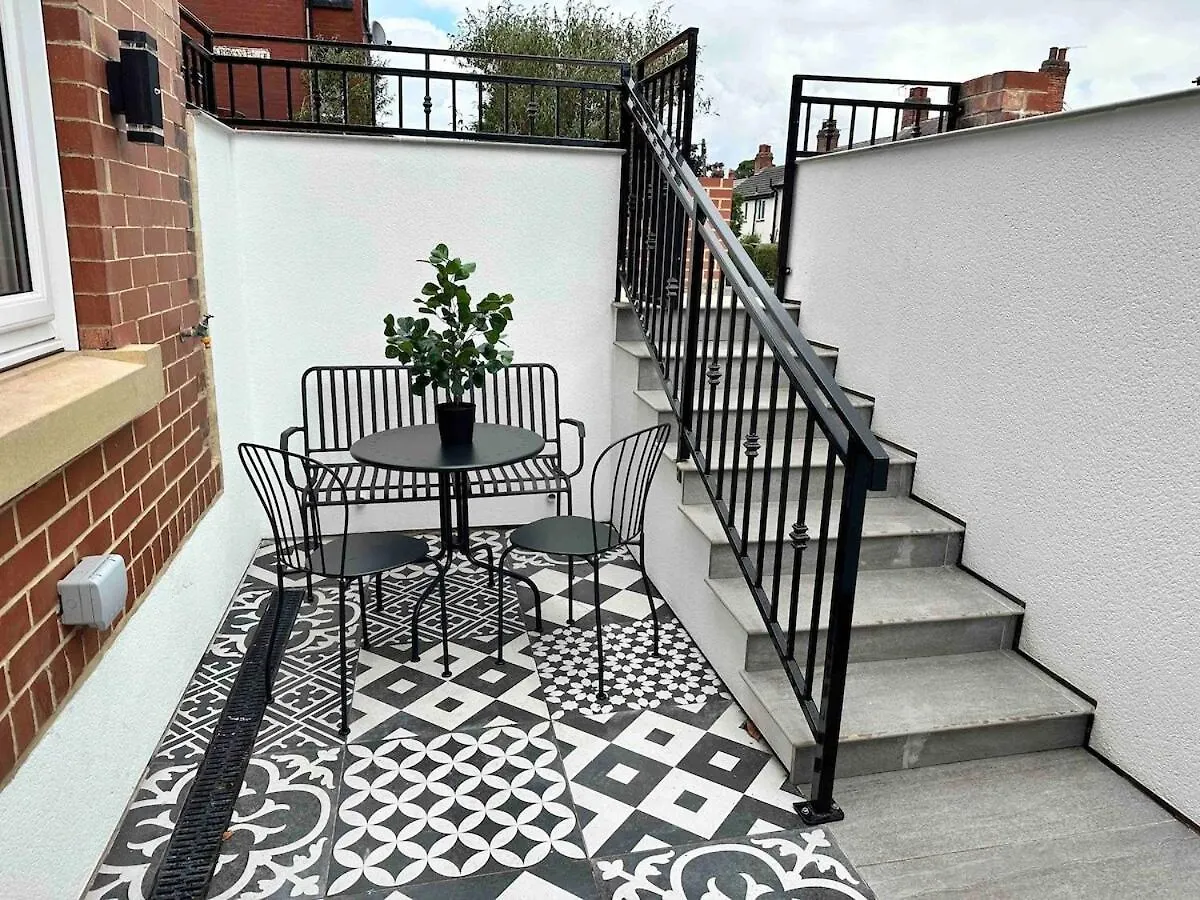 3B Roman View, Beautifully Appointed, Apartment With 2 En-Suite Bedrooms In Great Roundhay Location, Netflix, Off Street Parking & Ev Charging リーズ